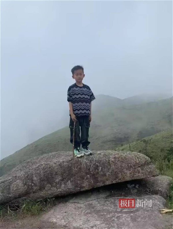 319策略 8岁男童失踪地山路湿滑难行，附近设有“严禁游客进入”提示牌
