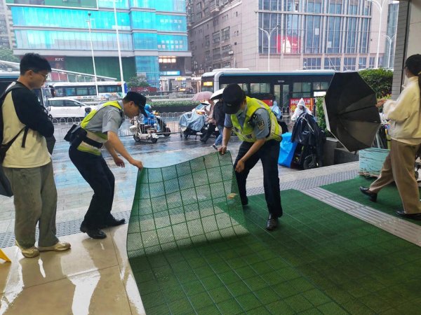 旺源配资 暴雨天气来袭！武汉轨道公安多措并举守护出行平安