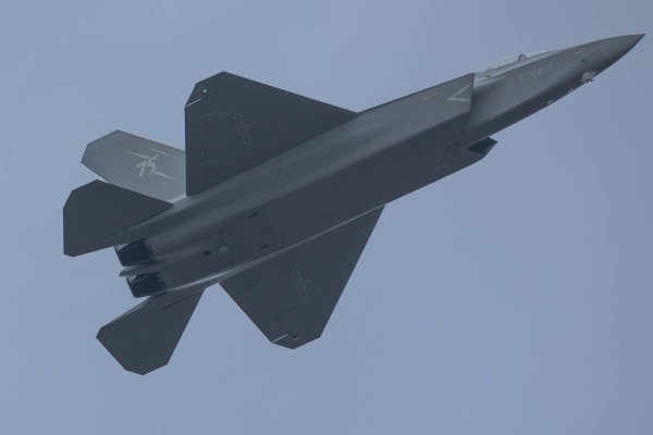 A策略 俄专家献计：救活库舰就靠歼-35！