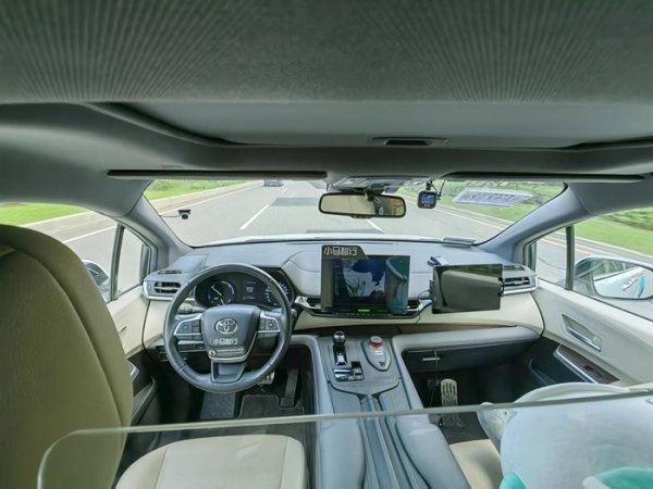 兴业策略 广州自动驾驶“双雄”二季度报：Robotaxi收入狂飙，中东是下一个必争之地