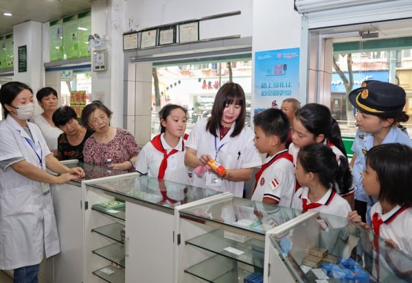 富深优配 药品安全“零距离”：居民、学生变身监督员，深入药店探秘监管全流程